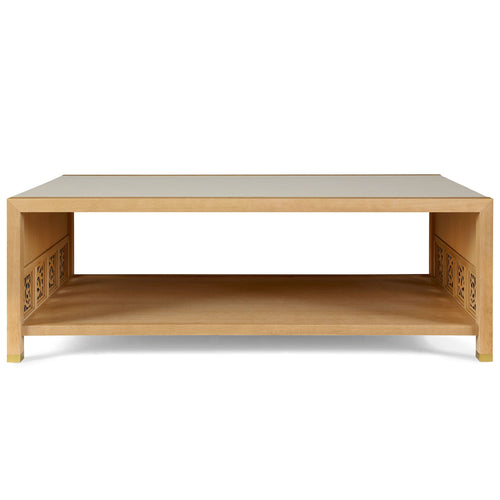 Table basse rectangulaire en chêne scié sur quartier, style Arts & Crafts, avec plateau en cuir vegan et frise découpée au laser, pour salon.